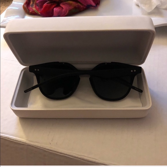 UNISEX POLAROID ROUNDS😎😎😎 - Picture 2 of 4